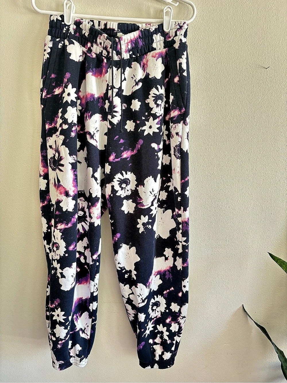adidas Floral Graphic Cuffed Jogger Pants purple & Pink large